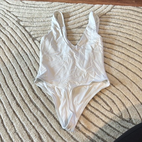 NWOT aritzia babton bodysuit - Picture 3 of 3